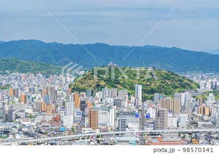 愛媛県松山市　松山総合公園展望台から眺める四国の代表都市　松山市の街並み（松山城方向） 98570341