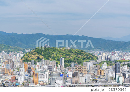 愛媛県松山市　松山総合公園展望台から眺める四国の代表都市　松山市の街並み（松山城方向） 98570343