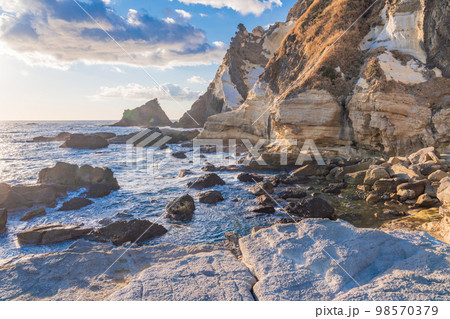（静岡県）南伊豆入間千畳敷　三ッ石岬　夕景 98570379