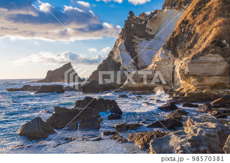 (静岡県)南伊豆入間千畳敷 三ッ石岬 夕景 (静岡県)南伊豆入間千畳敷 三ッ石岬 夕景 98570381