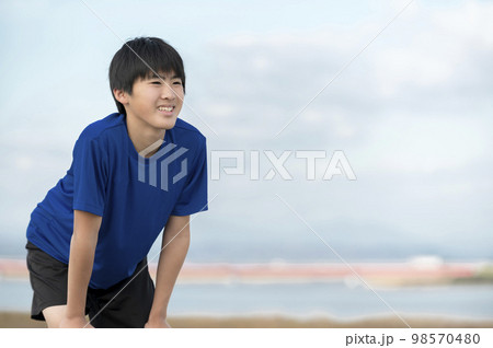 準備運動する中学生の男の子 準備運動する中学生の男の子 98570480