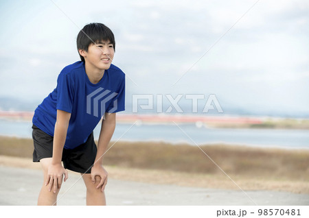 準備運動する中学生の男の子 98570481