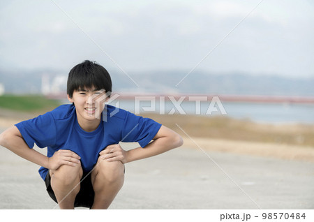 準備運動する中学生の男の子 98570484