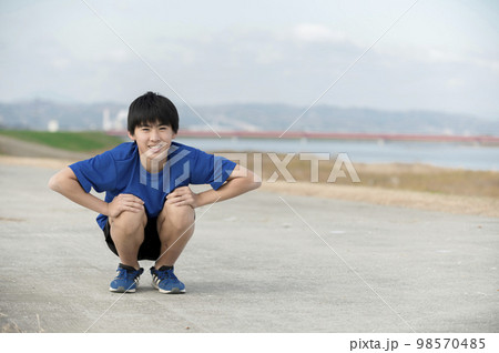 準備運動する中学生の男の子 98570485
