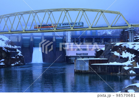 本名ダムと只見線 本名ダムと只見線 98570681