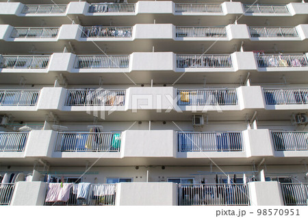 集合住宅　ベランダ　大型マンション 98570951