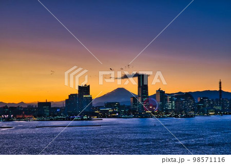 ベイブリッジからのマジックアワー 98571116