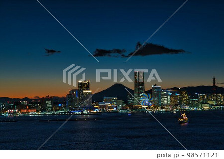 夕焼けのなごりが残るみなとみらい 夕焼けのなごりが残るみなとみらい 98571121