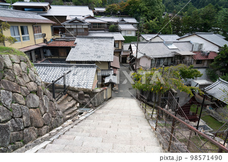 【重要伝統的建築物群保存地区】宮島町　豊国神社参道から見た宮島町東町の街並み　広島県廿日市市 98571490