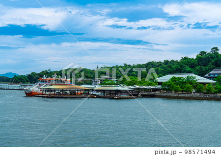 船上から見た宮島桟橋とななうら丸 広島県廿日市市 船上から見た宮島桟橋とななうら丸 広島県廿日市市 98571494