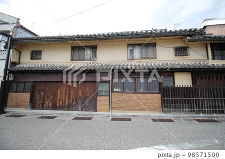 龍野のまちなみ　美しい和レトロなわたや薬局　兵庫県たつの市龍野町 98571500