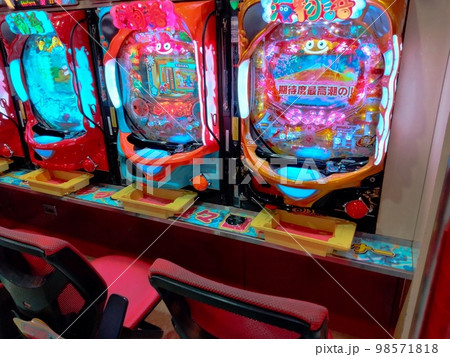 パチンコの遊技台が並ぶ様子(横構図) パチンコの遊技台が並ぶ様子(横構図) 98571818