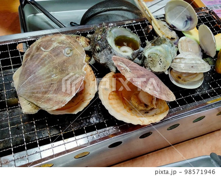 サザエ、ハマグリ、ホタテなどの浜焼き サザエ、ハマグリ、ホタテなどの浜焼き 98571946