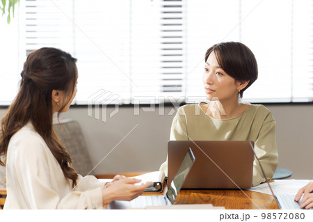 カジュアルオフィスで働く女性たち 98572080