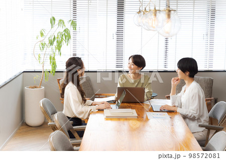 カジュアルオフィスで働く女性たち カジュアルオフィスで働く女性たち 98572081