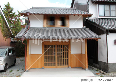 美しい古民家風の漆喰壁と腰板張りの新築和風邸宅 美しい古民家風の漆喰壁と腰板張りの新築和風邸宅 98572087