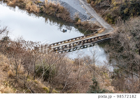 ダム湖に沈む安威川の風景 ダム湖に沈む安威川の風景 98572182