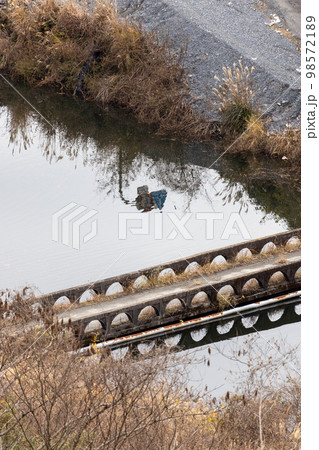 ダム湖に沈む安威川の風景 ダム湖に沈む安威川の風景 98572189