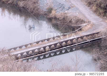 ダム湖に沈む安威川の風景 98572205