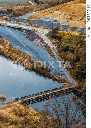 ダム湖に沈む安威川の風景 98572211