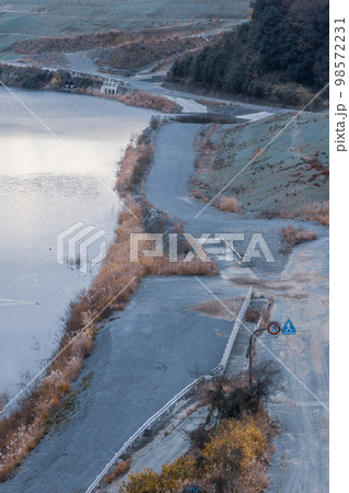 ダム湖に沈む安威川の風景 98572231