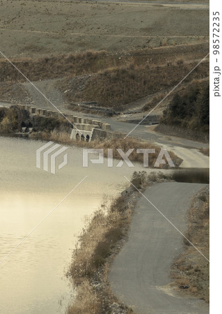 ダム湖に沈む安威川の風景 ダム湖に沈む安威川の風景 98572235