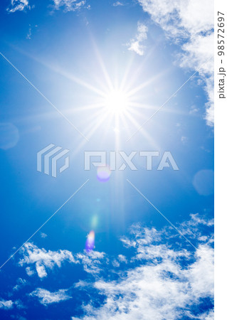 青空と白い雲と太陽 98572697