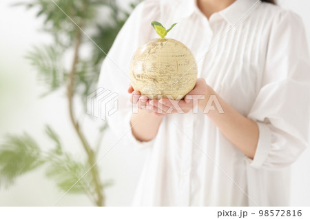 女性　地球儀　エコ　手元 98572816