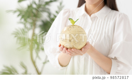 女性 地球儀 エコ 手元 女性 地球儀 エコ 手元 98572817