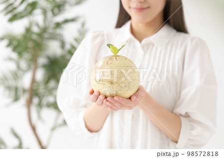 女性 地球儀 エコ 手元 女性 地球儀 エコ 手元 98572818