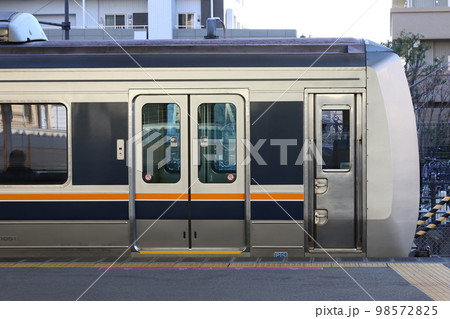 放出駅を出発する「JR西日本207系電車」 98572825