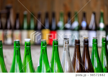 居酒屋の前に並べられた空の一升瓶 98572882