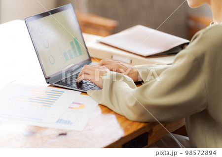 ビジネスパーソンのボディパーツ 98572894