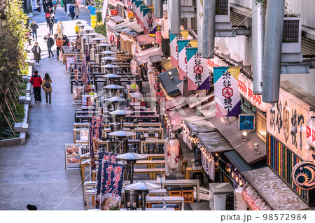 日本の東京都市景観 寒波過去最強クラス通過一夜明け。“寒波一過”、渋谷横丁は…＝1月25日 98572984