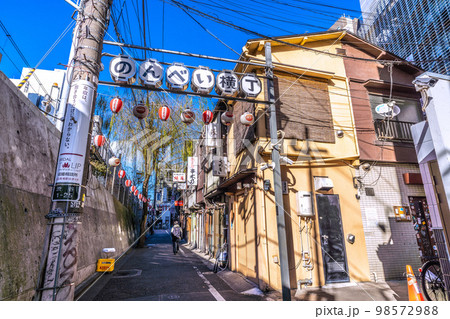 日本の東京都市景観 寒波過去最強クラス通過一夜明け。“寒波一過”、渋谷駅前・のんべい横丁は…＝25日 98572988