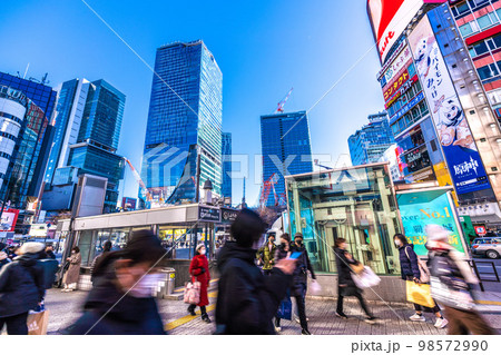 日本の東京都市景観 寒波過去最強クラス通過一夜明け。“寒波一過”、渋谷には青空＝1月25日 98572990