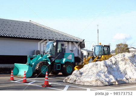 日本一短い手紙の館裏で待機する除雪車(福井県 坂井市) 日本一短い手紙の館裏で待機する除雪車(福井県 坂井市) 98573752
