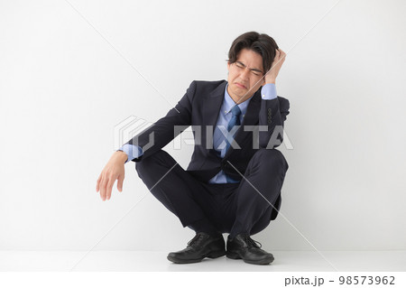 ビジネスマン 頭痛 発熱 悩む ビジネスマン 頭痛 発熱 悩む 98573962