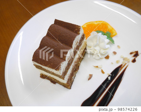 お皿に盛られたティラミス 98574226