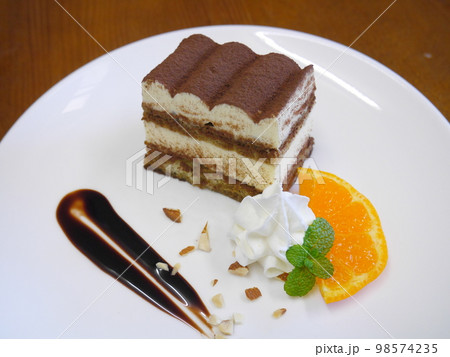 お皿に盛られたティラミス お皿に盛られたティラミス 98574235