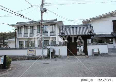 龍野のまちなみ 霞城館と家老門 兵庫県たつの市龍野町 龍野のまちなみ 霞城館と家老門 兵庫県たつの市龍野町 98574341