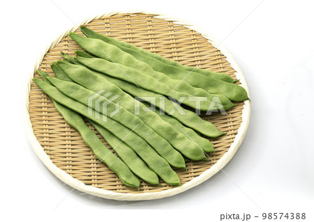 ざるに乗せた白バックのモロッコいんげん ざるに乗せた白バックのモロッコいんげん 98574388