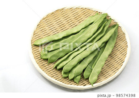 ざるに乗せた白バックのモロッコいんげん 98574398