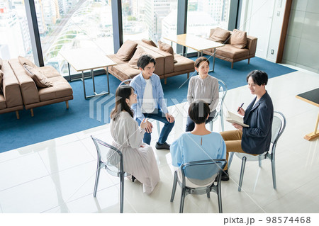 ビジネス ディスカッション 円陣 ビジネス ディスカッション 円陣 98574468