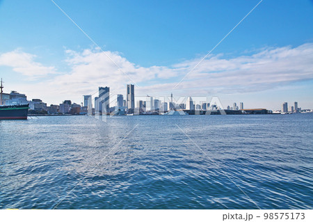横浜港から見たみなとみらい地区 98575173