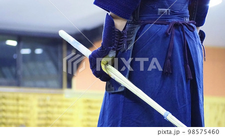 剣道で竹刀を持って立つ(アップ) 剣道で竹刀を持って立つ(アップ) 98575460