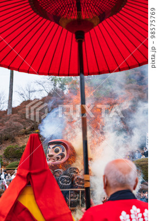 大龍寺のだるま供養、燃え上がるだるま〈岐阜県岐阜市〉 98575769