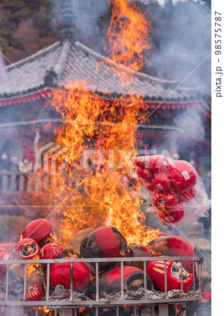 大龍寺のだるま供養、燃え上がるだるま〈岐阜県岐阜市〉 大龍寺のだるま供養、燃え上がるだるま〈岐阜県岐阜市〉 98575787