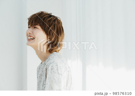 ナチュラルビューティな女性 98576310