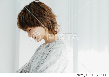 ナチュラルビューティな女性 98576311